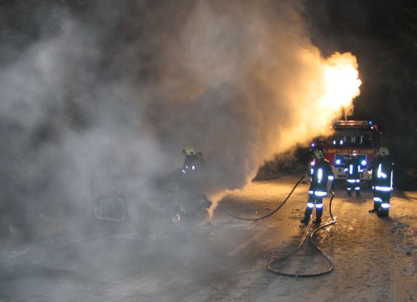 Pulverlöschanhänger im Einsatz zur Brandbekämpfung