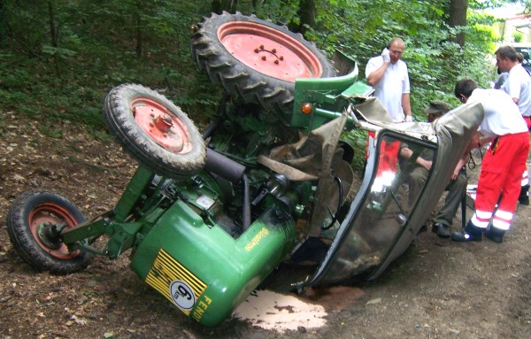 Umgestürzter Traktor in Mais