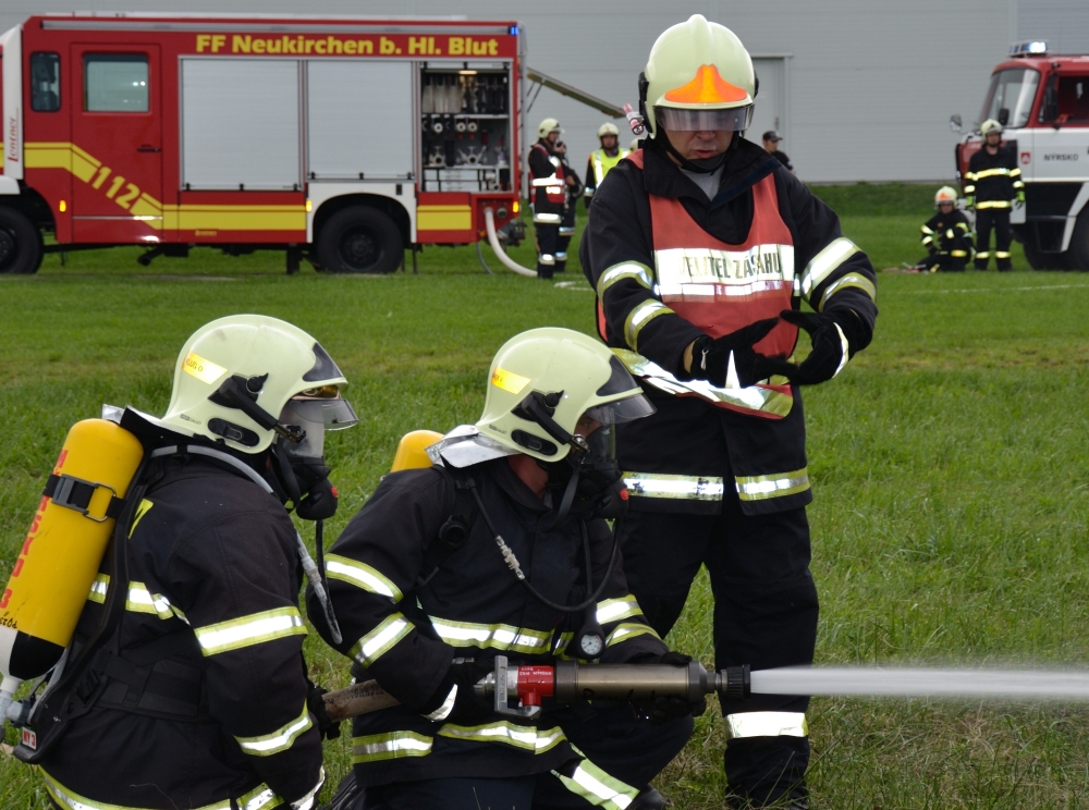 Tschechische Feuerwehr Nyrsko beim Löschangriff