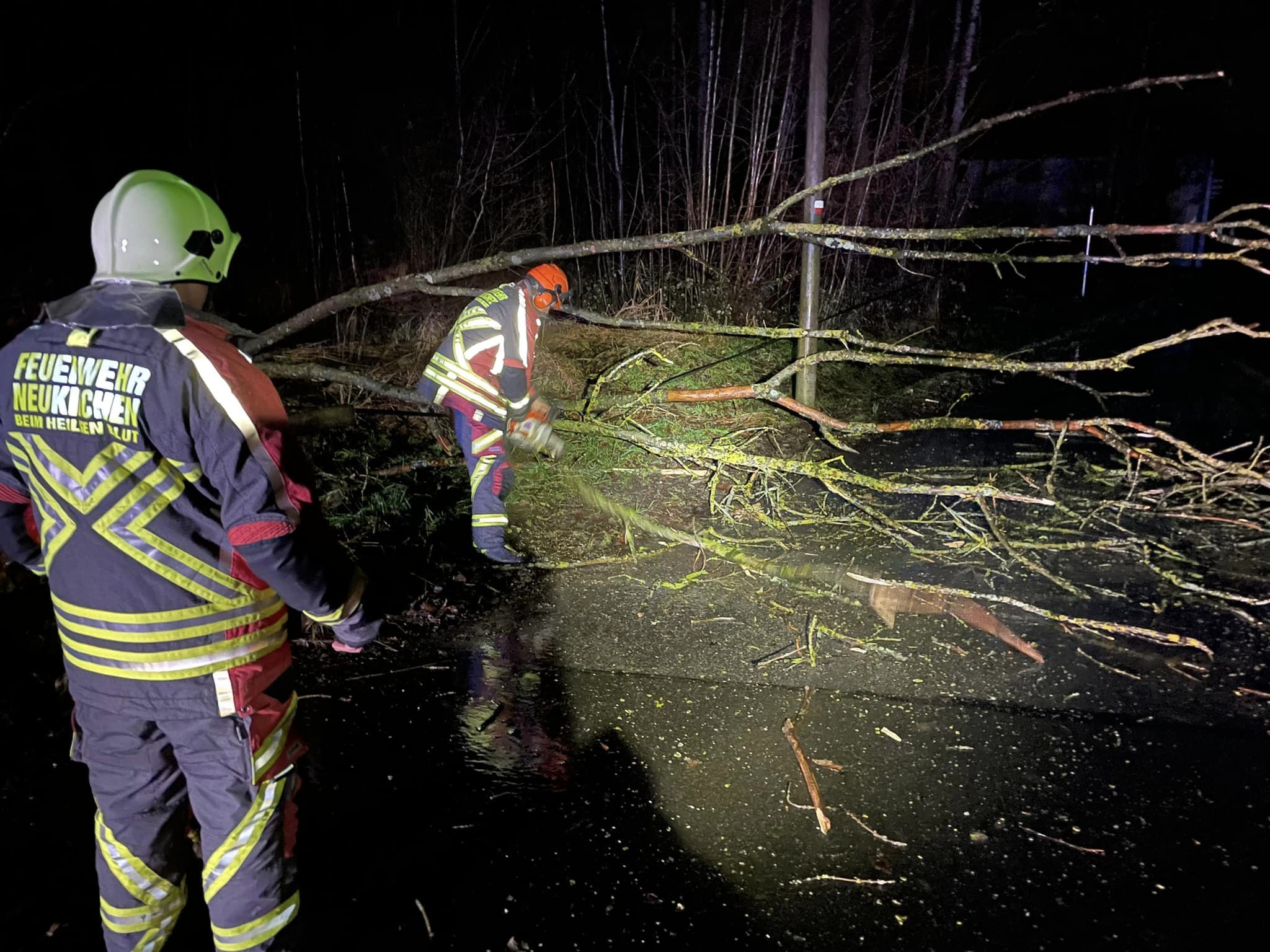 Baum auf Fahrbahn 211223 2