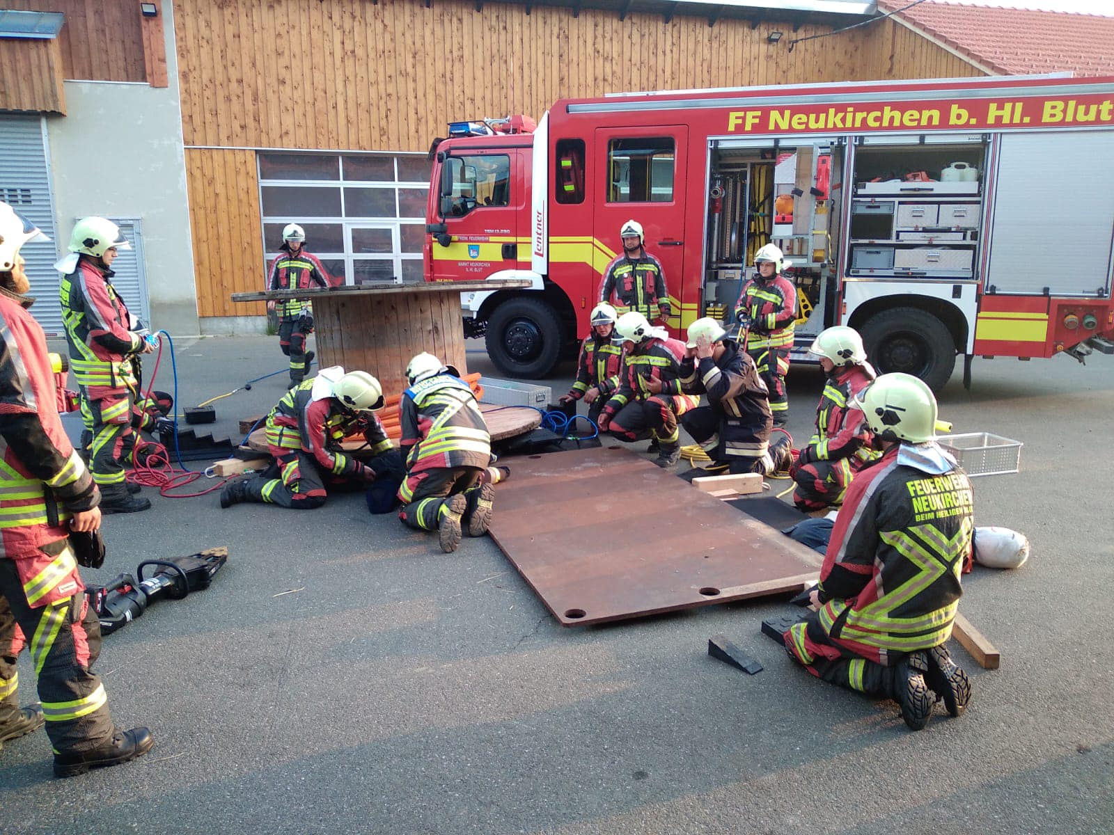 Freiwillige Feuerwehr Hersbruck - Übung mit Hebekissen