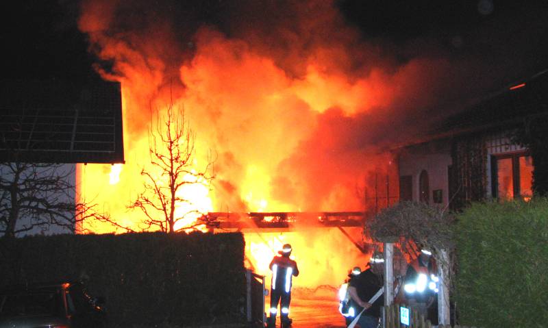 Beim Eintreffen der Feuerwehr brannte der Carport in Stachesried lichterloh, das Feuer begann bereits auf die beiden nebenstehenden Wohnhäuser überzugreifen.