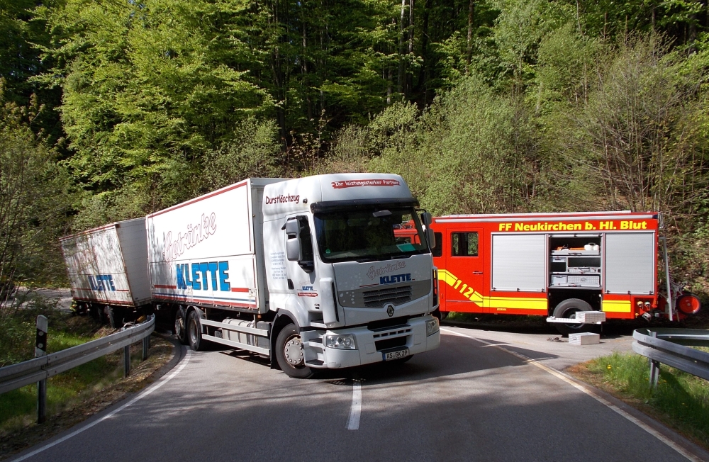LKW-Anhänger in Straßengraben LKW-Anhänger in Straßengraben