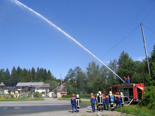 Wasserwerfereinsatz bei Jugendübung