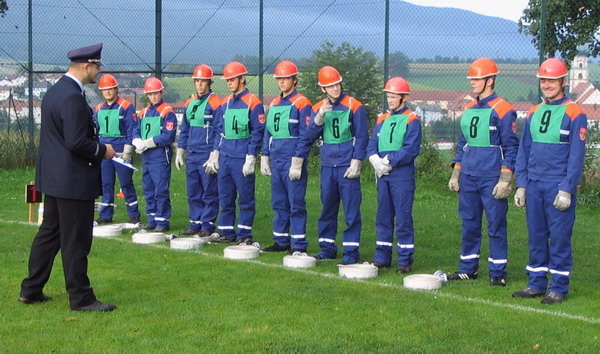 Die Gruppe erhält letze Anweisungen für die Übung