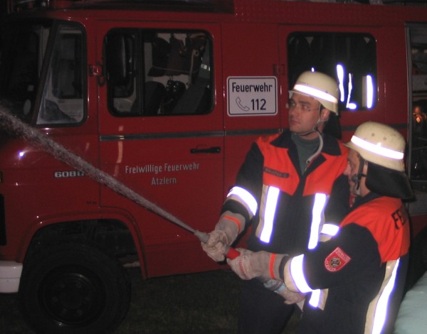 Feuerwehr Atzlern im Löschangriff Feuerwehr Atzlern im Löschangriff