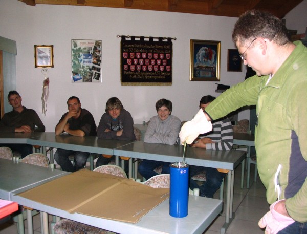 Referent Adolf Bösl während eines Experimentes im Schulungsraum des Feuerwehrzentrum