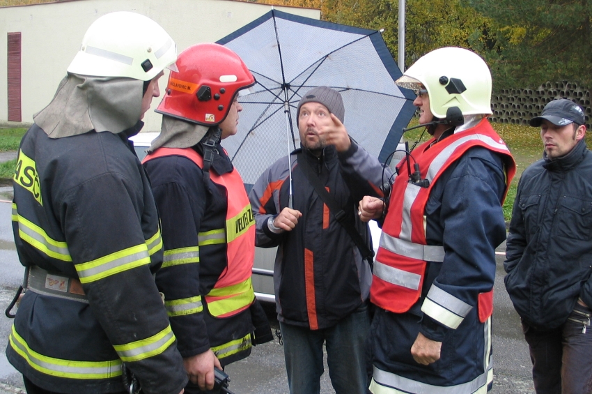 Einsatzleiter im Gespräch