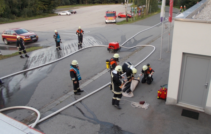 Atemschutztrupp rettet Dummy