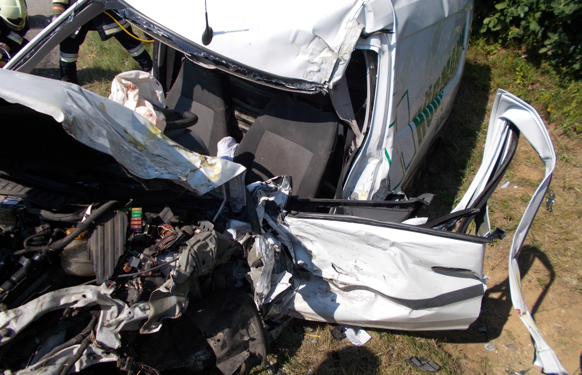 Völlig deformiertes Fahrzeug